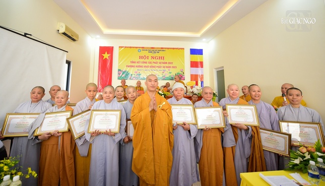 Tặng bằng công đức đến các tập thể