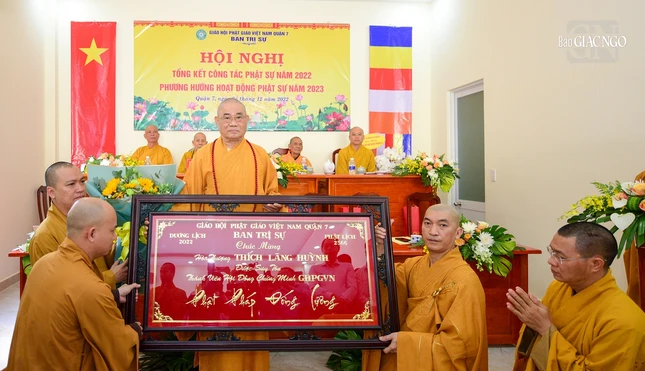 Tặng khánh vàng đến Hòa thượng Thích Lãng Huỳnh Tặng khánh vàng đến Hòa thượng Thích Lãng Huỳnh