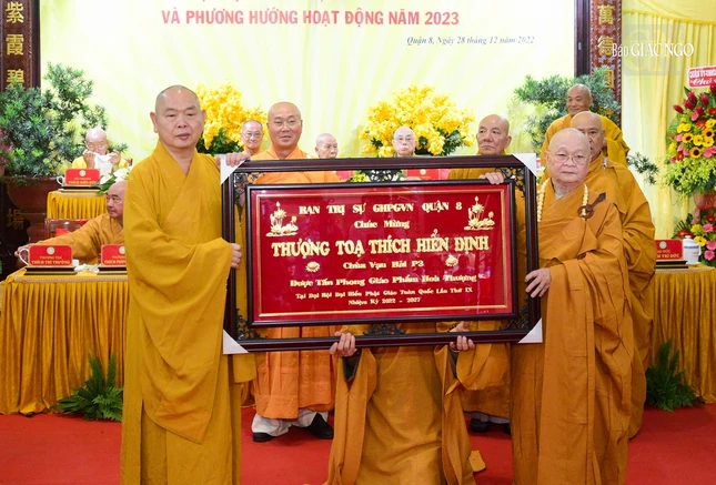 Ban Trị sự Phật giáo quận 8 tặng khánh vàng chúc mừng Ban Trị sự Phật giáo quận 8 tặng khánh vàng chúc mừng