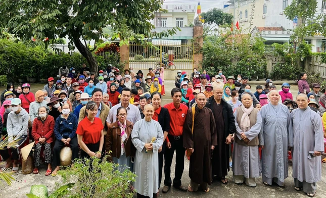 Hơn 200 phiếu mua hàng miễn phí được trao tặng đến người dân nghèo trên địa bàn