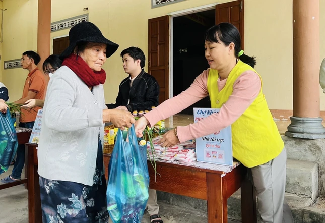 17 gian hàng phục vụ nhu cầu thiết yếu của người dân dịp Tết