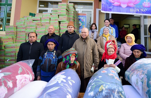 Trao tặng 500 phần quà đến người dân Y Tý, Lào Cai