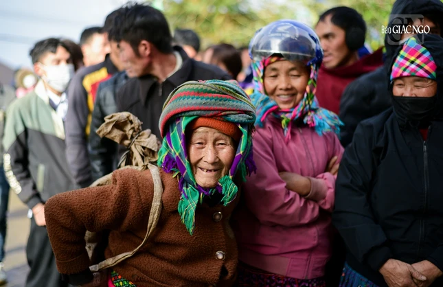 Nụ cười vui mừng của một cụ già người dân tộc thiểu số ở Lào Cai Nụ cười vui mừng của một cụ già người dân tộc thiểu số ở Lào Cai
