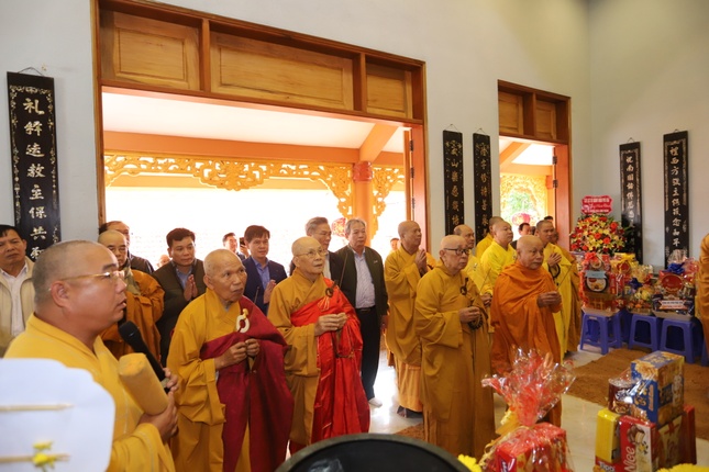 Chư tôn đức dâng hương tưởng niệm