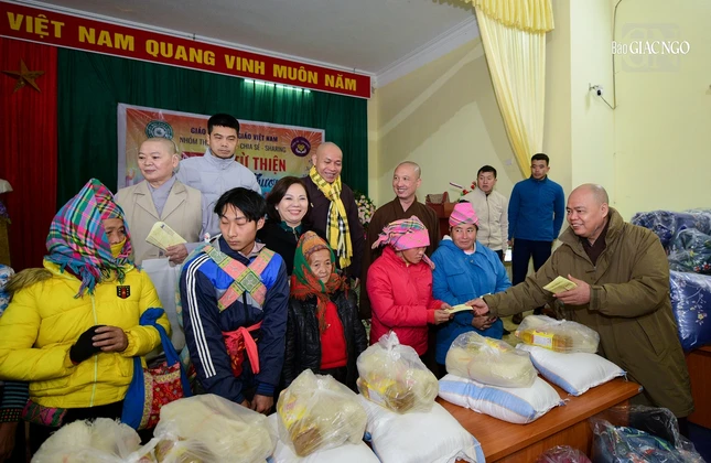 Hơn 500 phần quà được trao đến tận tay người dân tỉnh Điện Biên