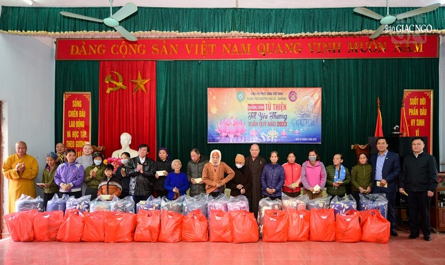 Hơn 500 phần quà được trao đến người dân tỉnh Hòa Bình