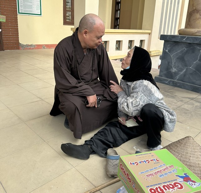 Thượng tọa Thích Thanh Phong thăm hỏi một cụ già tại Hưng Yên