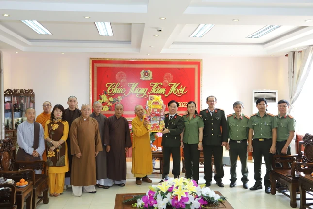 Tặng quà đến lãnh đạo Công an tỉnh Phú Yên