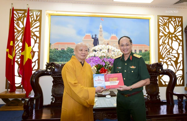 Trung tướng Nguyễn Văn Nam, Tư lệnh Bộ Tư lệnh TP.HCM tặng sách kỷ niệm