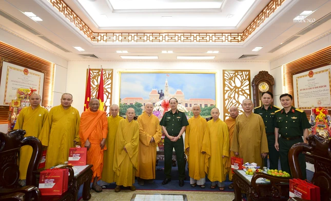 Bộ Tư lệnh TP.HCM thân mật tiếp đoàn