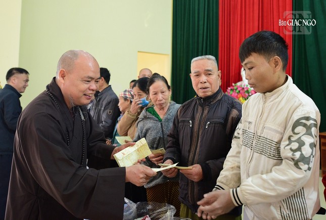Thượng tọa Thích Thanh Phong tặng quà Tết đến người dân vùng cao