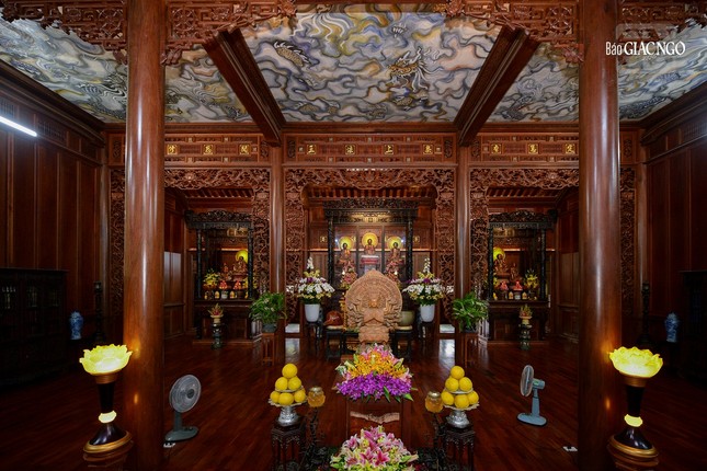 Chánh điện thờ tượng Tam Thế Phật ở giữa, trần chánh điện có bức tranh "Long Vân Khế Hội"