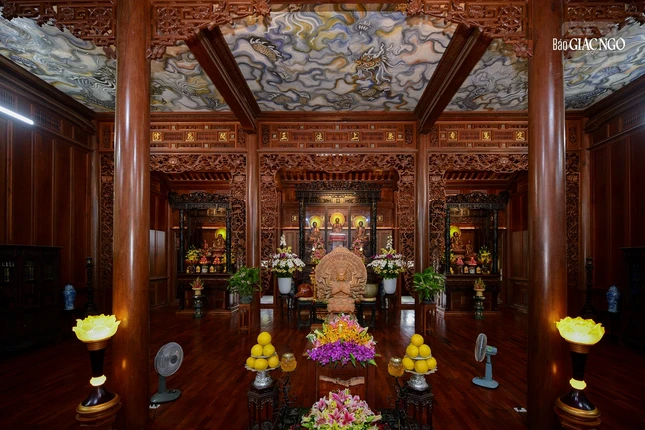 Chánh điện thờ tượng Tam Thế Phật ở giữa, trần chánh điện có bức tranh "Long Vân Khế Hội"