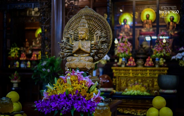 Tượng Phật trang nghiêm được lau dọn sạch sẽ để đón Tết