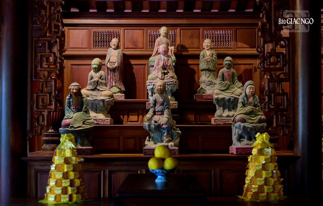 Những bức tượng La-hán trước chánh điện mới