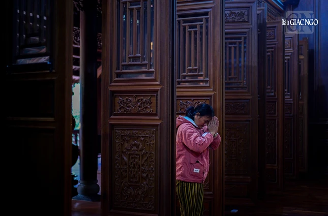 Những giờ phút sắp bước sang năm mới, một số Phật tử tranh thủ đến chùa lễ Phật...