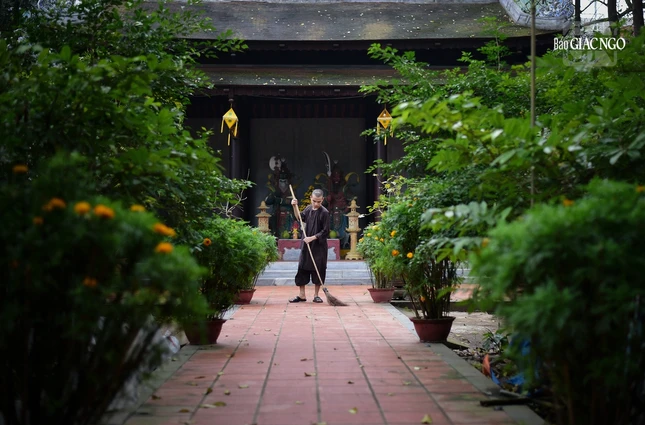 Công việc chấp tác được thực hiện một cách chậm rãi