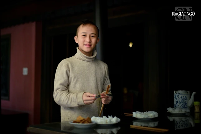 Một chú tiểu đang sửa soạn các thức ăn cho ngày cuối cùng của năm