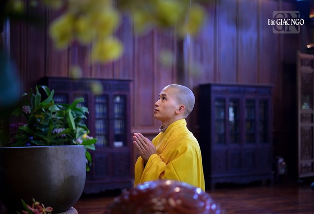 Tiếng kinh kệ vẫn vang lên giữa không khí rộn ràng chuẩn bị đón Tết