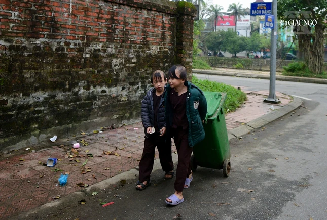 2 chú tiểu nhỏ phụ trách mang rác thải ra khỏi chùa