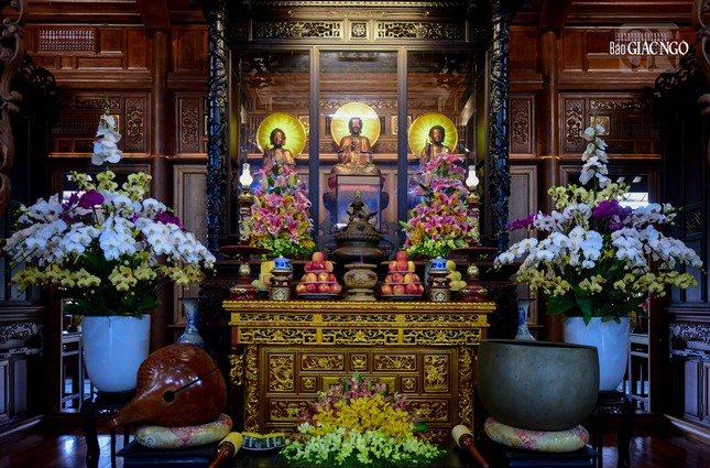 Những ngày giáp Tết, chánh điện được trang trí hoa tươi nhẹ nhàng, đơn giản