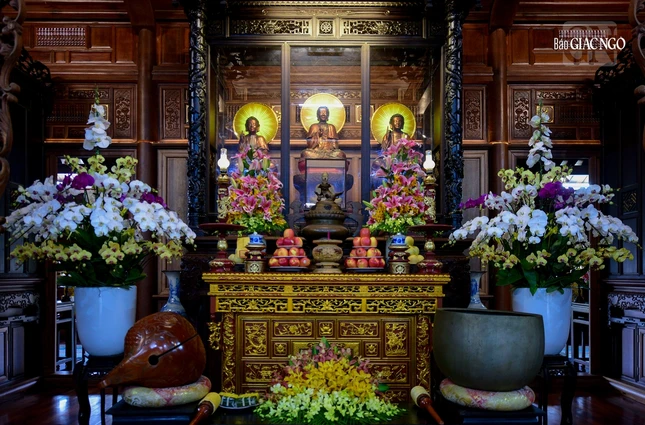 Những ngày giáp Tết, chánh điện được trang trí hoa tươi nhẹ nhàng, đơn giản