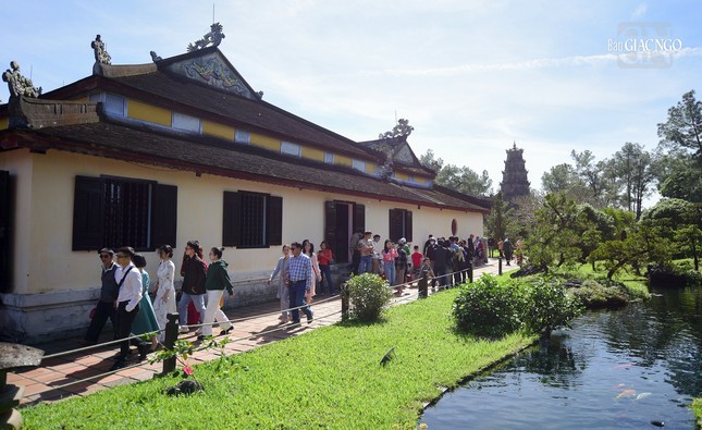 Năm nay thời tiết đẹp nên người dân xứ Huế đi chùa rất đông