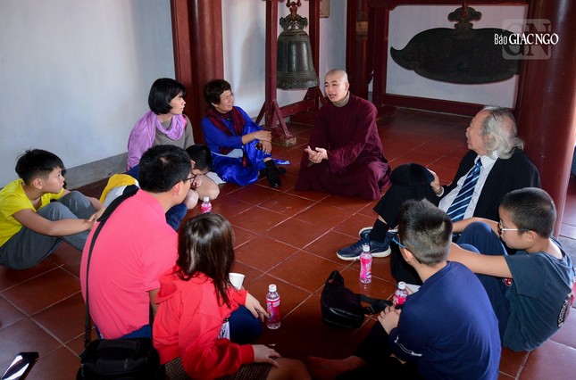 Lên chùa là cơ hội để gặp gỡ chư Tăng, lắng nghe những lời pháp lành từ họ để thực hành trong đời sống, mang lại hạnh phúc cho nội tâm