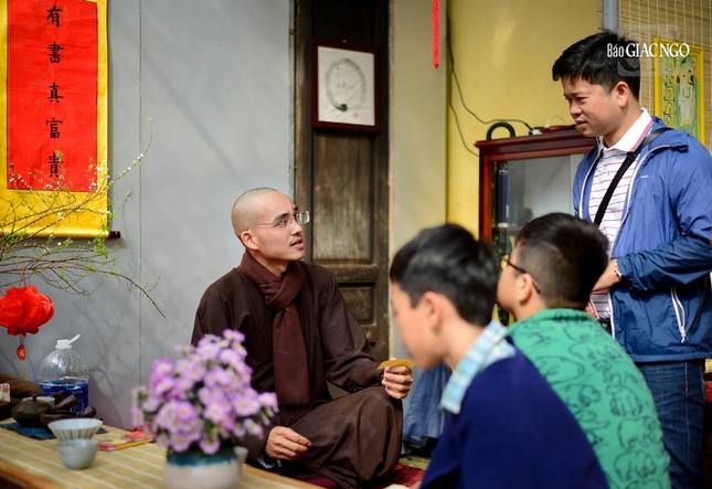 Một vị tu sĩ trẻ đang giải thích những ý pháp của Đức Phật đến các Phật tử