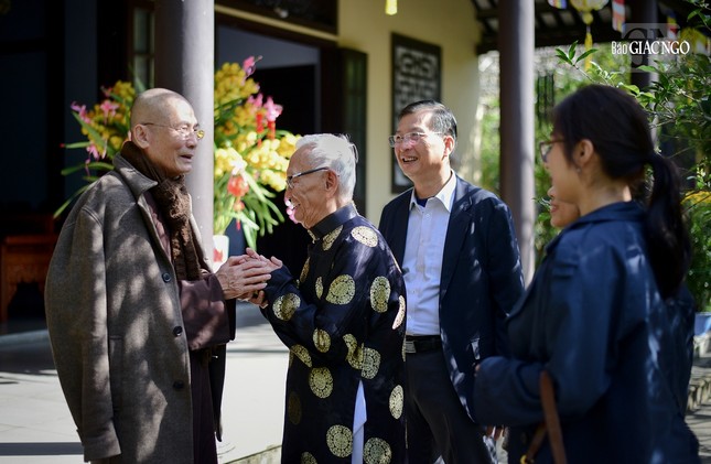 Niềm vui của một Phật tử lớn tuổi khi gặp Ôn Quán Chơn, trụ trì chùa Từ Ân (Huế)