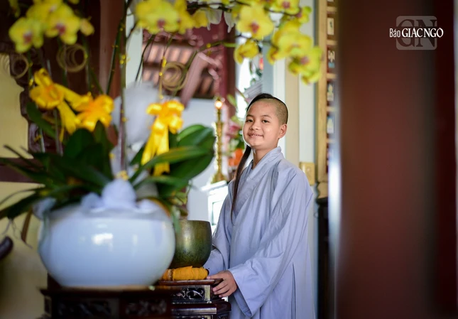 Hình ảnh một chú tiểu đang thỉnh chuông tại chùa Từ Ân