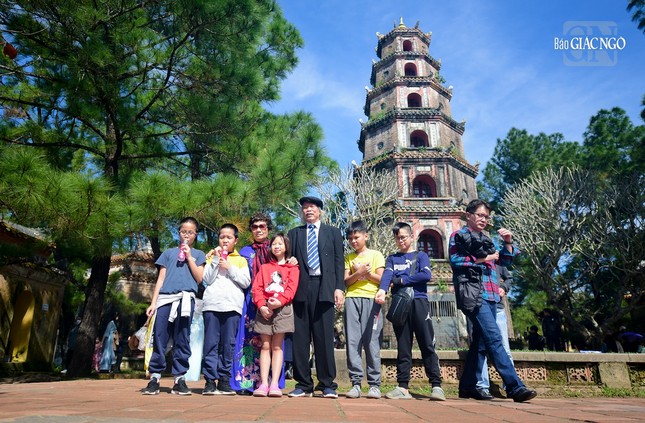 Con cháu quây quần bên ông bà đón xuân