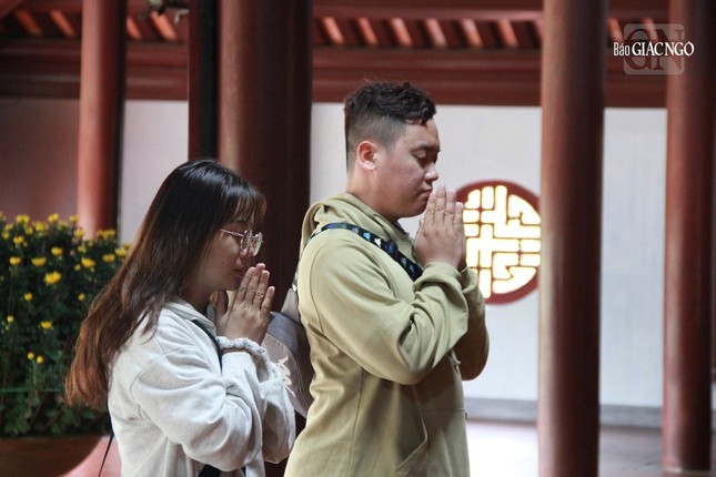 Rất nhiều cặp đôi đến chùa để cầu nguyện cho hạnh phúc của mình được bền chặt