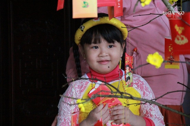 Một em bé vui mừng khi hái lộc đầu xuân