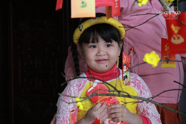 Một em bé vui mừng khi hái lộc đầu xuân