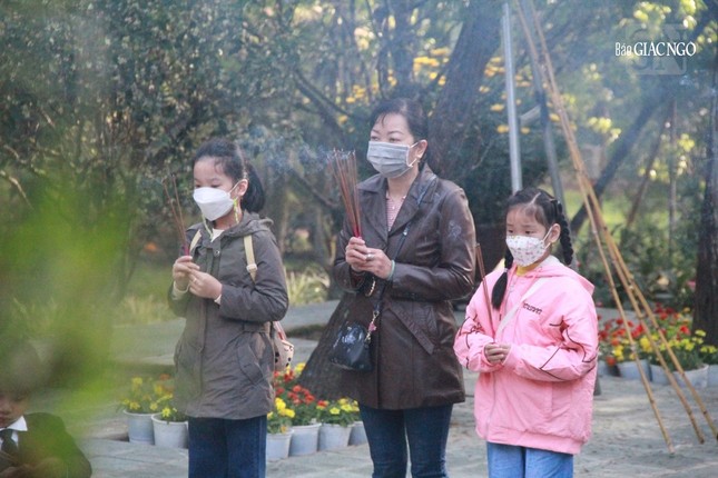 3 mẹ con thắp hương cầu nguyện năm mới bình an tại chùa Từ Hiếu