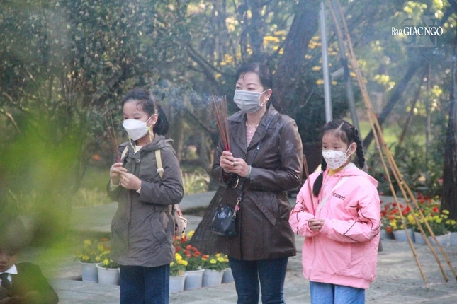 3 mẹ con thắp hương cầu nguyện năm mới bình an tại chùa Từ Hiếu