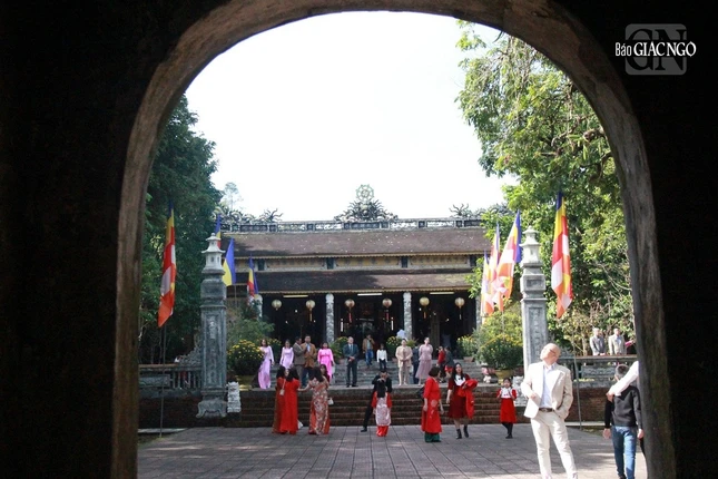 Việc đi chùa lễ Phật đầu năm là thói quen đã thấm vào trong máu thịt của những người dân xứ Huế