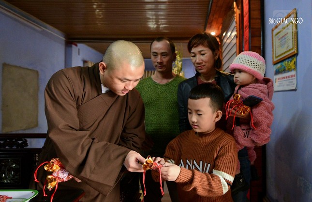 Đại đức Thích Tùng Định mừng tuổi một em nhỏ ngày đầu năm