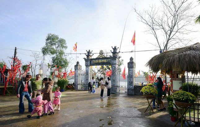 Chùa làng Cổ Bi luôn là điểm đến đầu tiên trong ngày đầu du xuân, cũng là nơi gửi gắm niềm tin, ước vọng một cuộc sống bình yên của người dân nơi đây