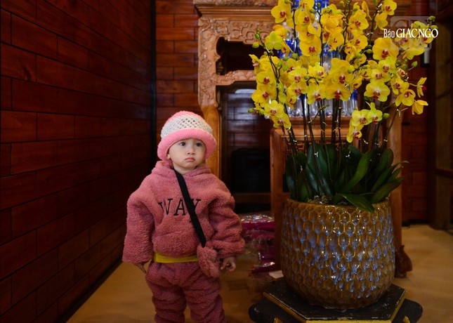 Một em nhỏ theo gia đình đi chùa