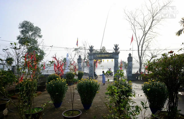 Ngay từ sáng sớm người dân đã đến chùa lễ Phật