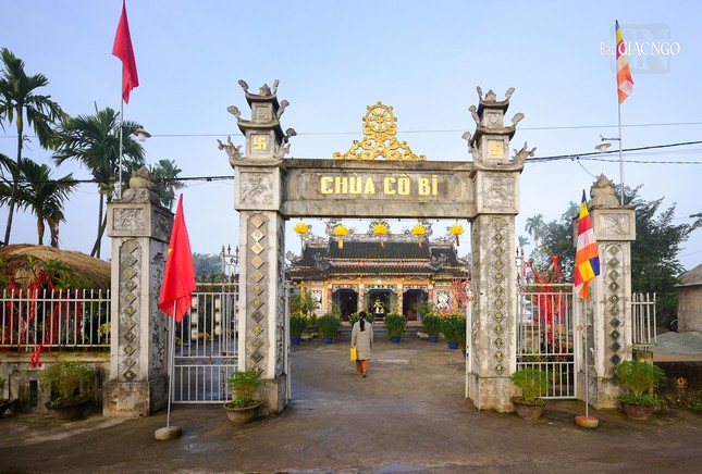 Chùa Cổ Bi tọa lạc bên bờ sông Bồ, thuộc xã Phong Sơn, huyện Phong Điền, tỉnh Thừa Thiên Huế