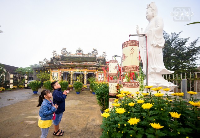 Bé Sam (6 tuổi, ở Sài Gòn) cùng anh trai đang khấn nguyện trước Bồ-tát Quán Thế Âm cho gia đình bình an. Được biết, sau 2 năm ảnh hưởng bởi dịch bệnh Covid-19 thì đến nay bé mới được về quê