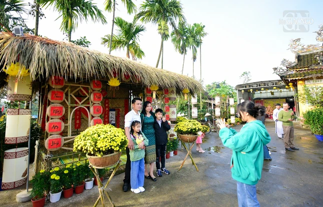 Rất nhiều gia đình lưu ảnh kỷ niệm bên các tiểu cảnh, không gian Tết truyền thống tại chùa