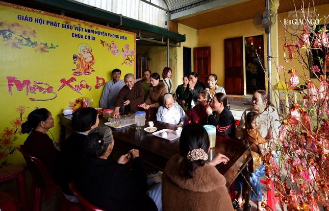 Thầy trò, huynh đệ quây quần bên nhau chia sẻ chuyện đời, chuyện đạo