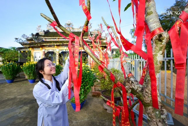 Bạn trẻ Nguyễn Thị Minh Châu (16 tuổi) cầu nguyện cho gia đình nhiều sức khỏe đầu năm