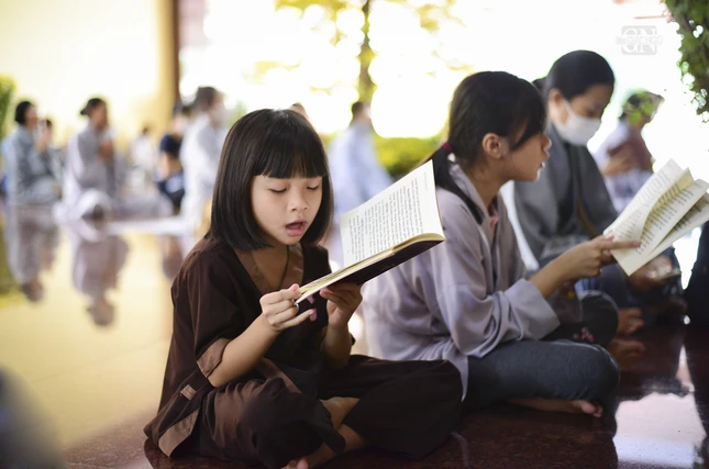 Nhiều lứa tuổi cũng đến tham dự các thời khóa trì tụng kinh Dược Sư cầu nguyện đầu năm