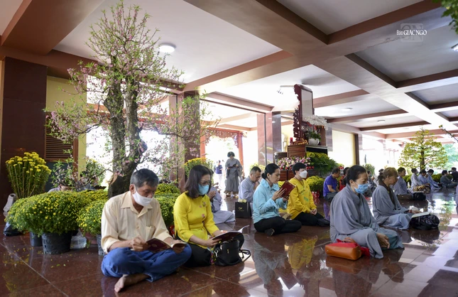 Phật tử lễ chùa hữu duyên tụng kinh tại pháp hội