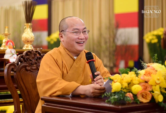 Thượng tọa Thích Phước Tiến chia sẻ pháp thoại đến Phật tử tham dự Pháp hội Dược Sư